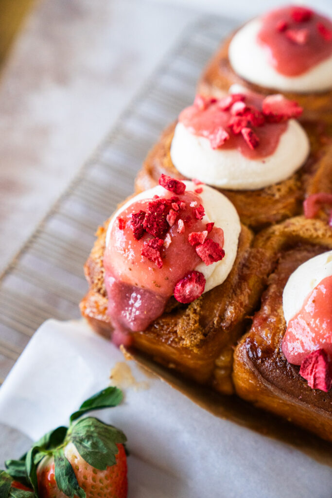 strawberry cinnamon rolls 