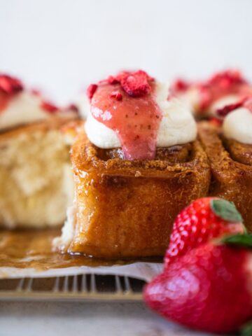 strawberry cinnamon rolls