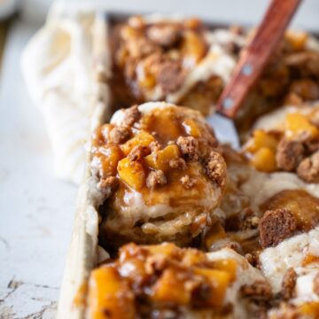 peach cobbler cinnamon rolls