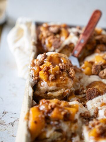 peach cobbler cinnamon rolls