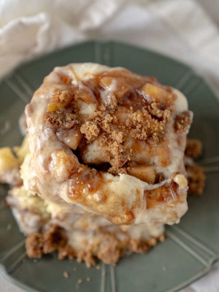 apple pie cinnamon rolls